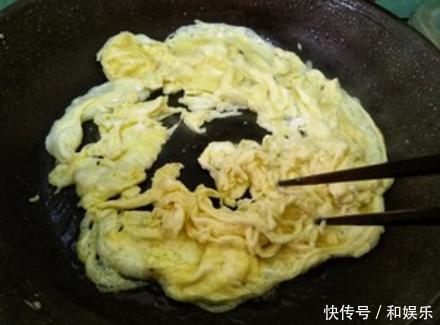 包韭菜饺子时,韭菜老出水大厨教你正确做法,韭菜鲜美不出水