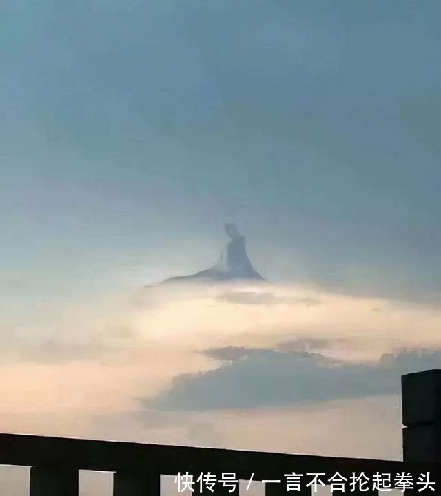 e20@北京天空惊现“观音菩萨”,万人跪拜,难道观音菩萨真的存在吗?