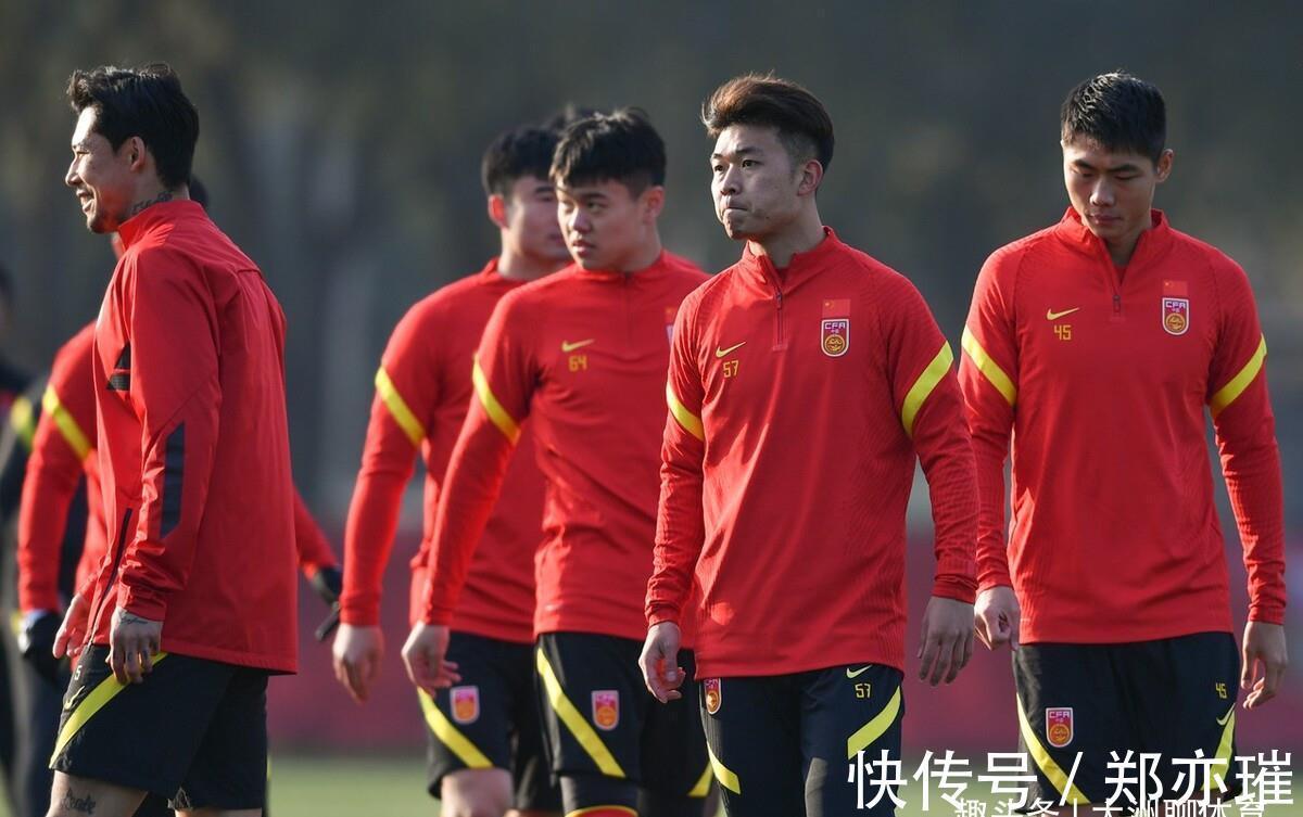 中国女足|新晋国足球员有争议表态，球迷吐槽声多多！李霄鹏教练压力大了