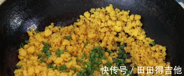 吃法|玉米面倒进滚烫的锅中，秒变美食，比油条还好吃，吃得太香了！