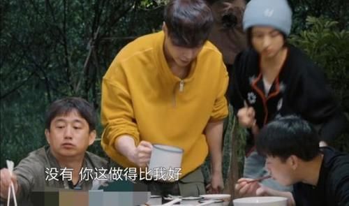 黃磊|張藝興在蘑菇屋第一次掌勺，何炅頻頻點(diǎn)頭認(rèn)可，不料金靖卻露餡了