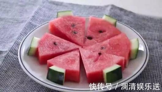 夏天吃西瓜补水还降暑，吃不完别放冰箱，教你1个妙招，放一星期