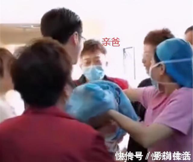 宝宝|宝宝出生,爸爸和舅舅抢着抱,笑不拢嘴的样子,引网友哈哈大笑
