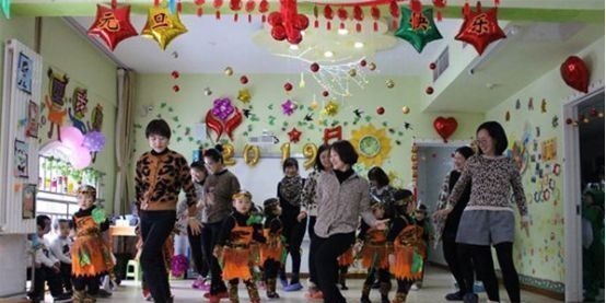 白女士|幼儿园新年联欢成“贵族晚宴”,家长带娃盛装走秀,网友:养不起