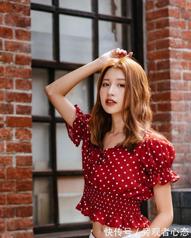 优雅 红色波点小衫是法式浪漫的精髓,展现女性的优雅大气