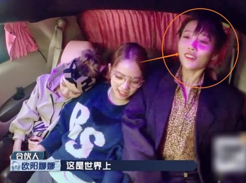 刘雨昕发现欧阳娜娜很疲倦，随后举动被镜头拍下，关系亲疏很显然