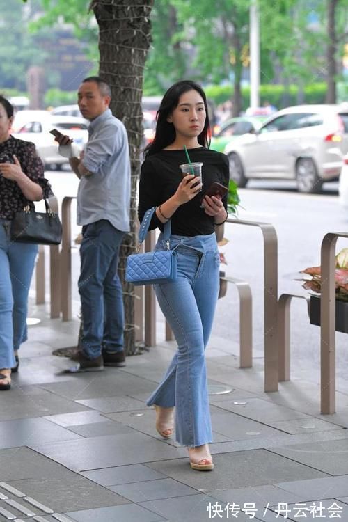 包包 一字领黑色上衣搭配蓝色微喇叭裤,再配上坡跟凉鞋,大气又温柔