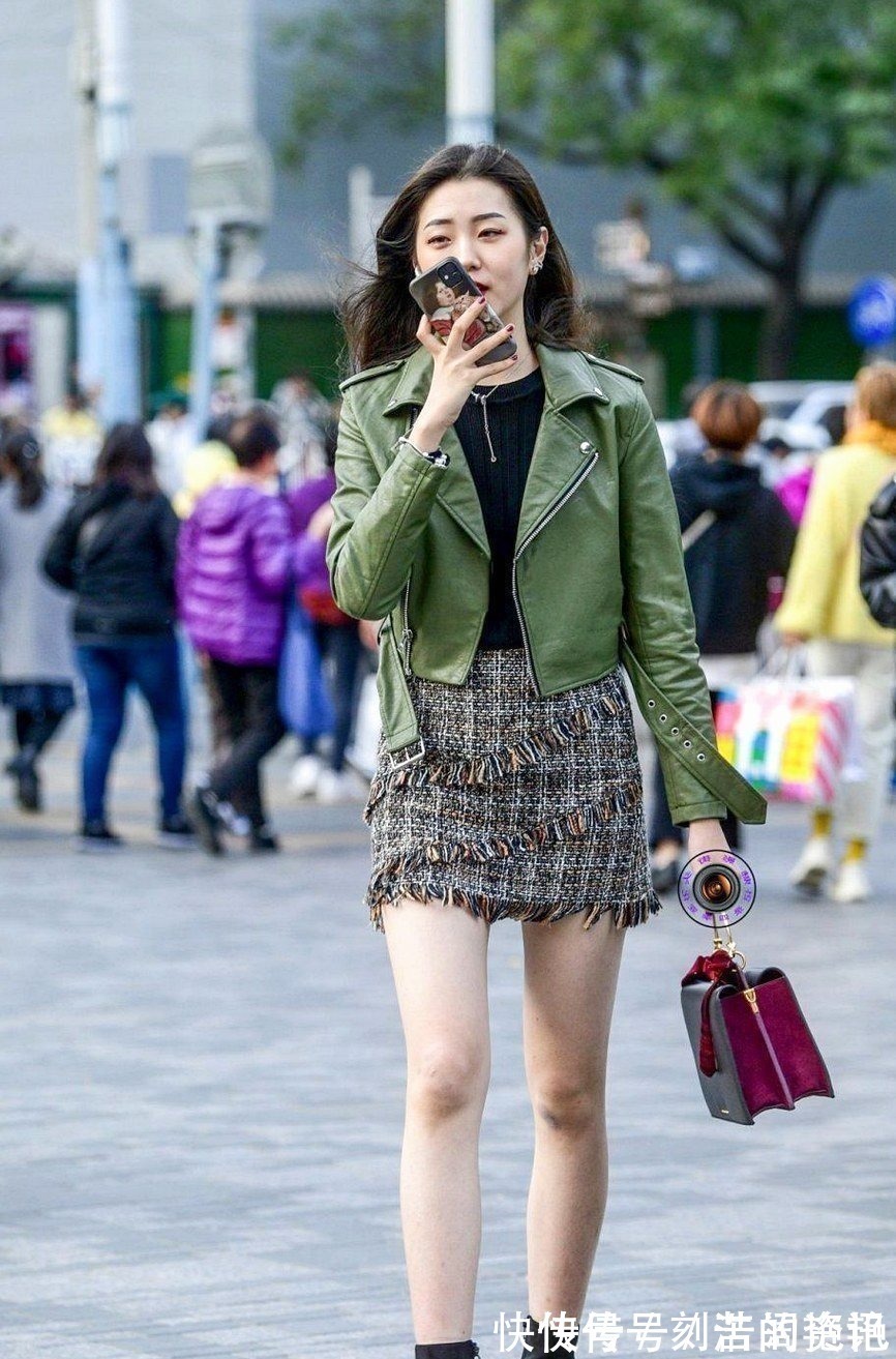 粗花 墨绿色皮衣搭配粗花呢半身裙,穿出酷飒之美!