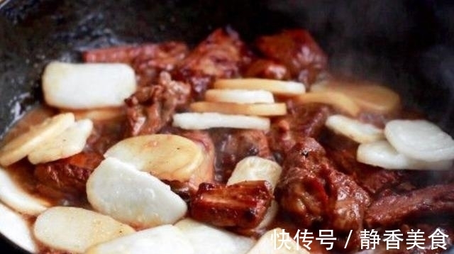 红烧排骨年糕做法，炒糖色有窍门，色泽诱人超入味