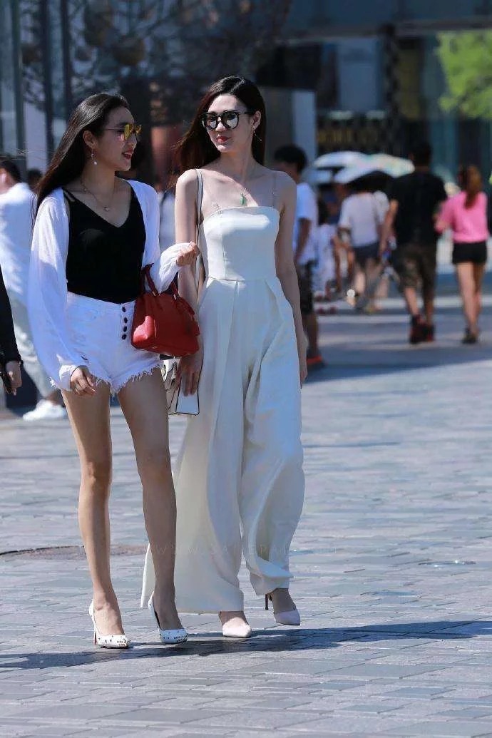 街拍:倾城倾国的小姐姐,一条红色的连衣裙,时尚女神魅力