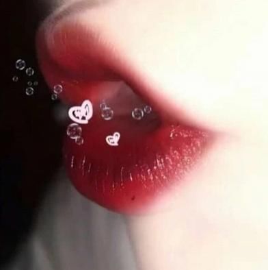 青春期女生想变“薄嘴唇”,这3恶习趁早改,否则早晚变“火锅唇”