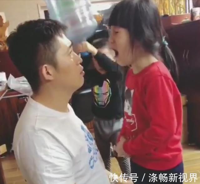 饮水瓶|弟弟看到爸爸在教训姐姐,弟弟这样给姐姐“报仇”,太逗了