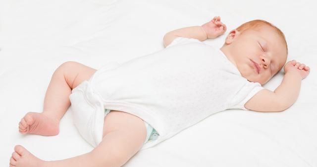 入睡|婴儿入睡后有这些姿势,父母别当好玩儿很可能是肠胃出问题了
