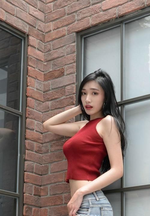 拢胸 背心拢胸收腰露脐的设计,展示出诱人的腰线,搭配牛仔短裤更美