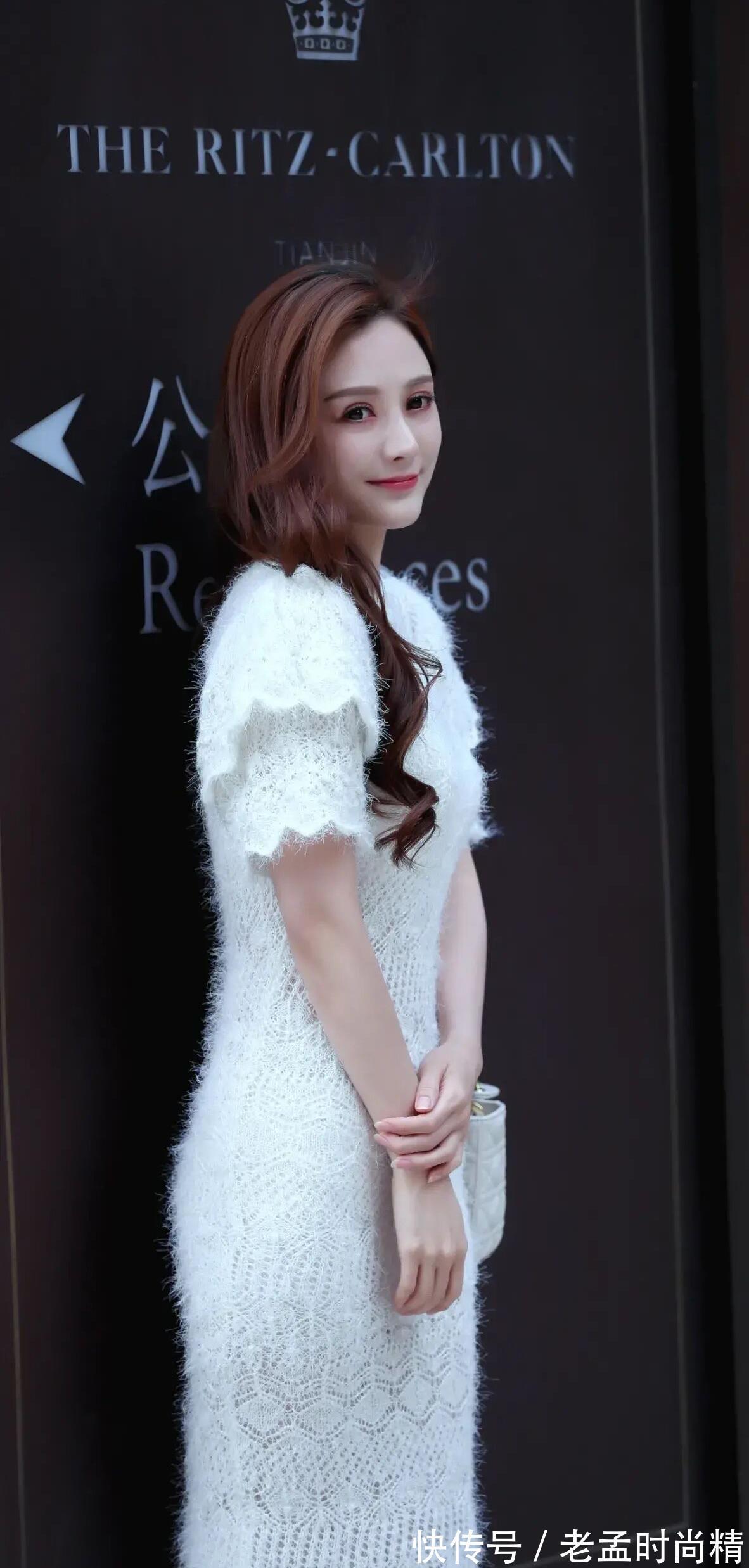 白色短袖|夏末秋初的甜美风穿搭,白色短袖针织连衣裙,优雅大方显气质