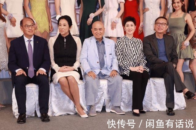 造型设计|朱玲玲奶奶年纪也时髦,蕾丝裙外面套马甲,有皱纹也藏不住贵妇范