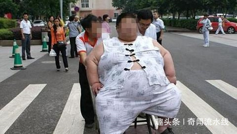 肥胖儿子意外去世，尸检时从体内拿出致死物，父母泣不成声