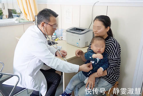 变形|4个月宝宝被查出“脊柱变形”,只因妈妈带他出门时,总爱这么做