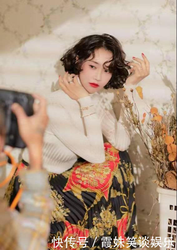 她被誉为“短发女神”,长相精致气质高冷,短发造型时髦又迷人