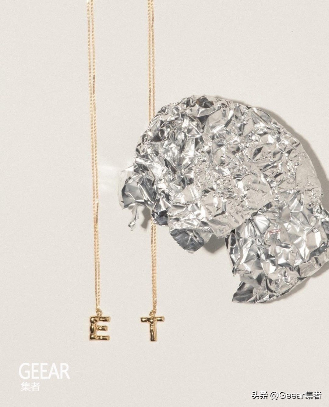 str典雅的字母项链、首饰，为造型带来低调质感美