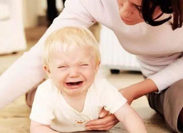 动作|宝宝意外掉床,奶奶的动作让宝宝直接停止呼吸,不少家长都这样做