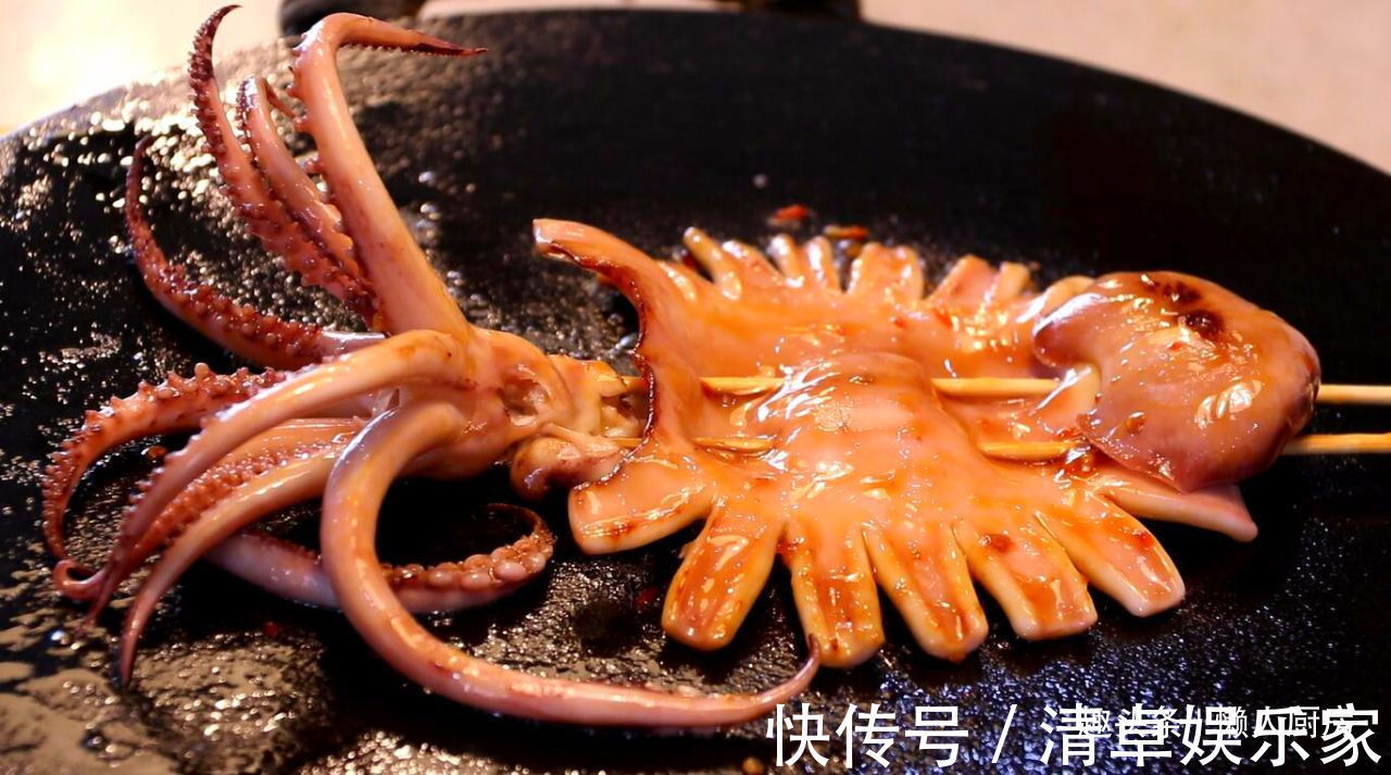 清洗干净|夏天,鱿鱼别白灼着吃了,教你烤鱿鱼的详细做法,配啤酒太爽了