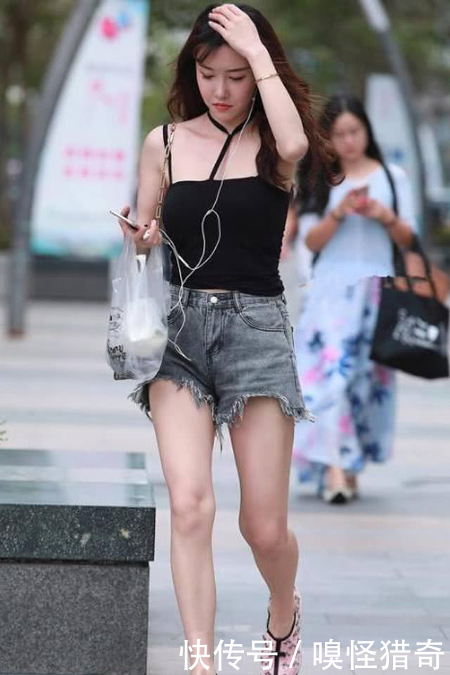 吊带|街拍美女:“烂大街的吊带”,为什么那么多小姐姐偏爱她?