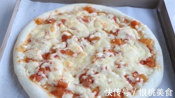 想吃披萨不会做？1把面粉多种水果，掌握技巧自制比买的好吃