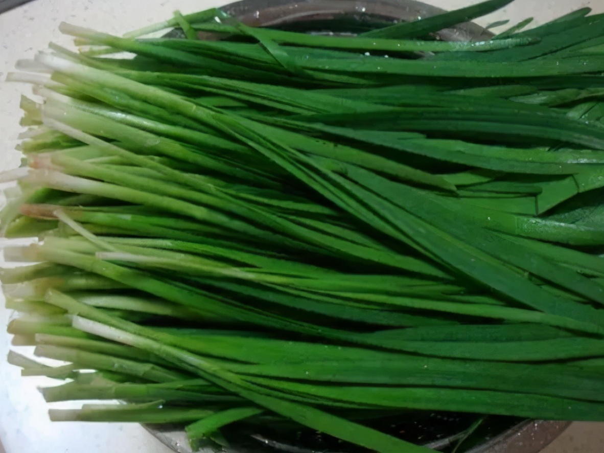 调韭菜馅，调料牢记“2放2不放”，韭菜翠绿不出水，鲜味足，好吃