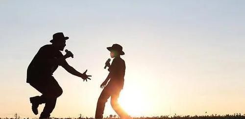 淡定|“最淡定爸爸”火了，任由宝宝们玩奶粉，网友：这是家里有矿吗？