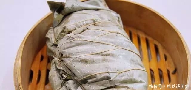 蒸鸡|荷叶蒸鸡,鸡肉软糯入味,荷香扑鼻,直接用手撕着吃真的大快朵颐