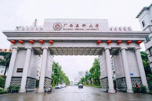 学医|分数不高还想学医，报考这几所大学就对了，简直是中等生的福利