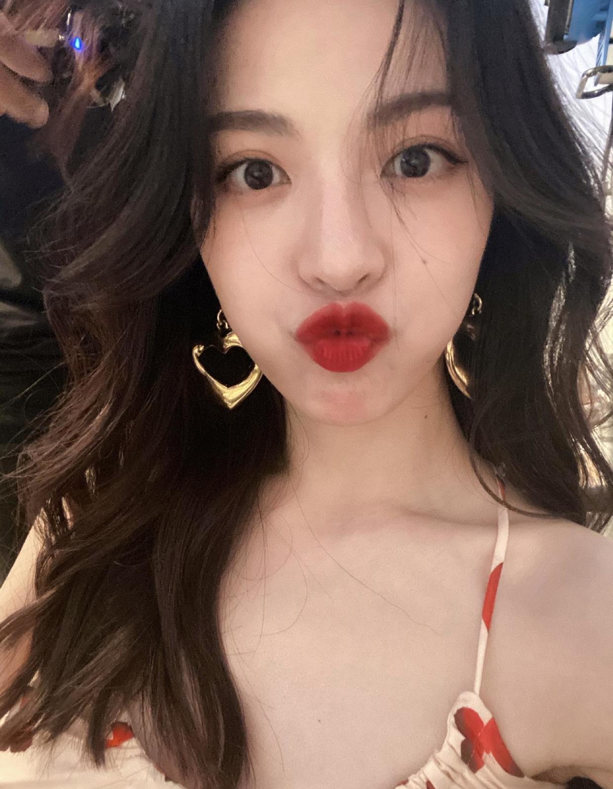 气质|钟楚曦的气质无可挑剔,蝴蝶印花套装秀好身材,高挑曼妙不输超模