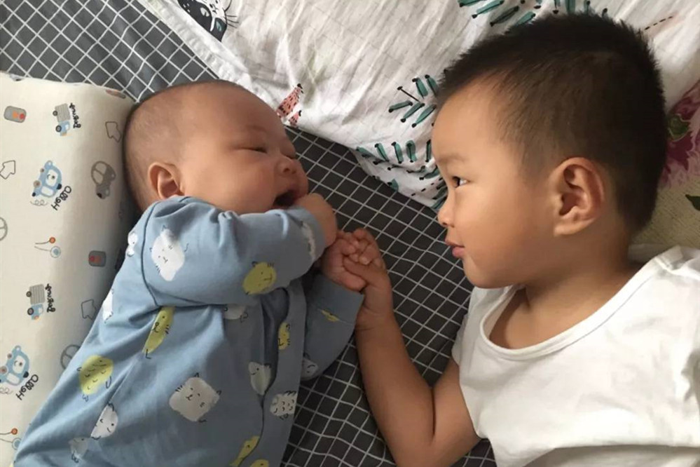 妹妹|儿子闹着要妹妹,宝妈只能给他买一个,看着“兄妹俩”网友乐翻了