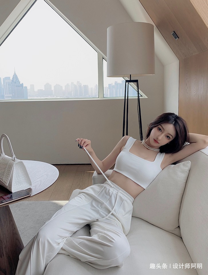 一字领 一字领性感背心如何穿搭搭配这样一条休闲裤,秀出你的S形曲线