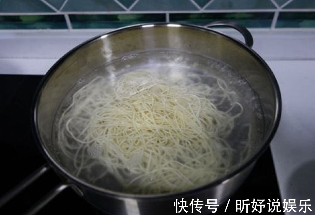 煮面条时,万万不能直接下锅,做好这2步,面条不黏腻还劲道