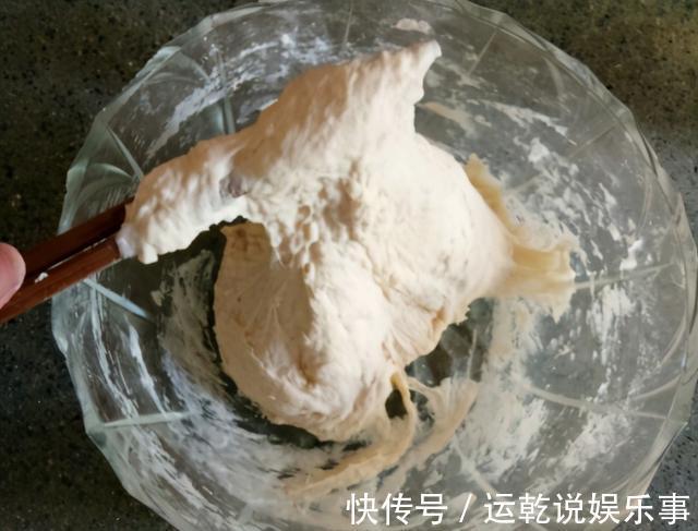 早餐|1把韭菜2个鸡蛋，这做法最好吃，皮薄馅大料足，香酥比包子解馋