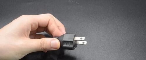 小孩|为什么插头上有2个小孔,听内行人说完,才知用途大,涨知识了
