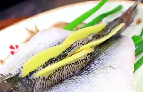 做清蒸鱼,放盐放料酒就错了,大厨教你正确方法,鱼肉鲜嫩还不腥