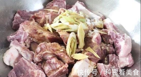 “糯米蒸排骨”做的时候不要提前焯水,学会这招,排骨不腥也不柴