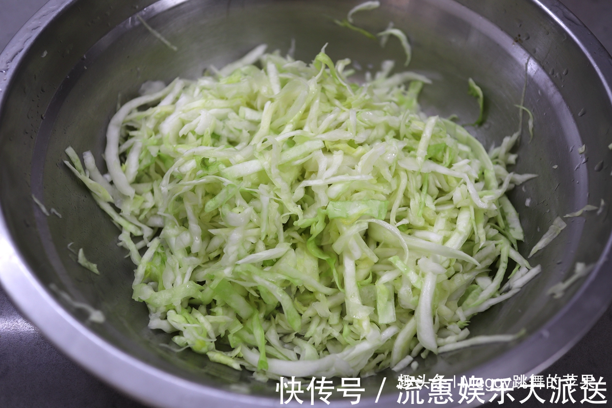 玉米面|这菜2元一斤,维生素C是苹果的4倍,上锅蒸一蒸,比肉受欢迎