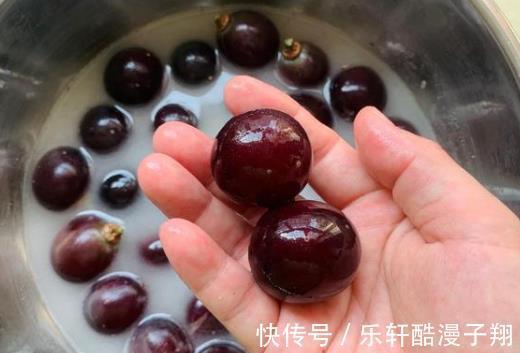 流水|清洗葡萄只用水洗是“外行”,教你正确做法,葡萄皮也可以放心吃