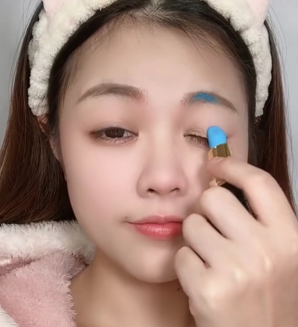 口红 女生“天蓝色”口红画全脸,美得不像话,直男:你脸咋蓝了?