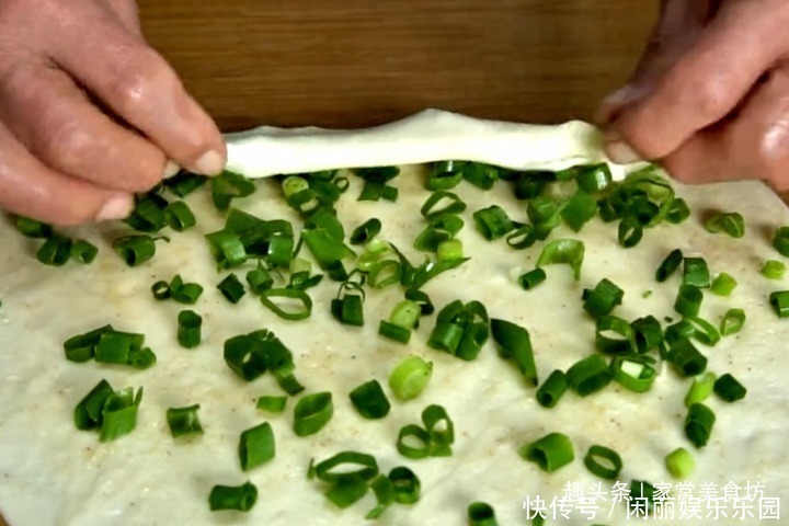 葱花饼此做法,谁都能学会,暄软好吃有劲道,连吃一周都不腻