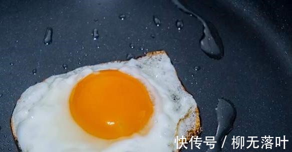 不粘锅|油煎荷包蛋,用凉油还是热油教你4个窍门,酥脆完整不粘锅!