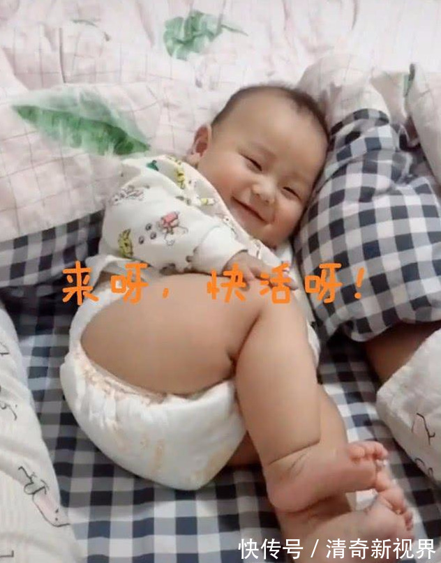 宝妈|萌娃躺床上用“大白腿”撩姐姐火了,网友未来丈母娘来看你啦