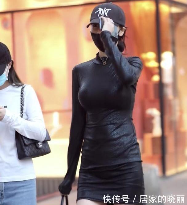 高雅 美女脚上搭配上一双银色的一字带高跟鞋,让她看上去十分的浪漫