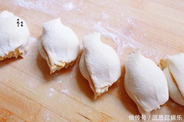 烧饼|酥到掉渣的烧饼,平底锅就能做,每次一斤面,咸香酥脆,出锅必光