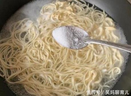 面条|煮面条，别水开下锅，难怪不香不筋道！教你方法，面条筋道不成坨