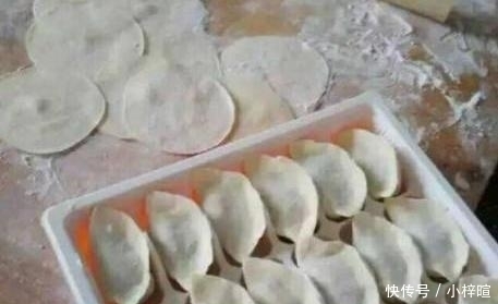 简单|手工的饺子不要立刻放冰箱,教你一简单绝招,放多久都不坏不粘连